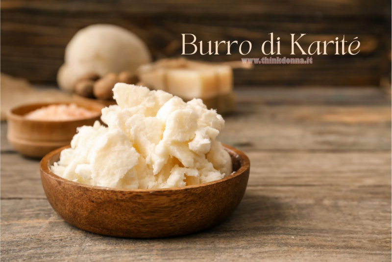 ciotola di legno con burro di karit su tavola