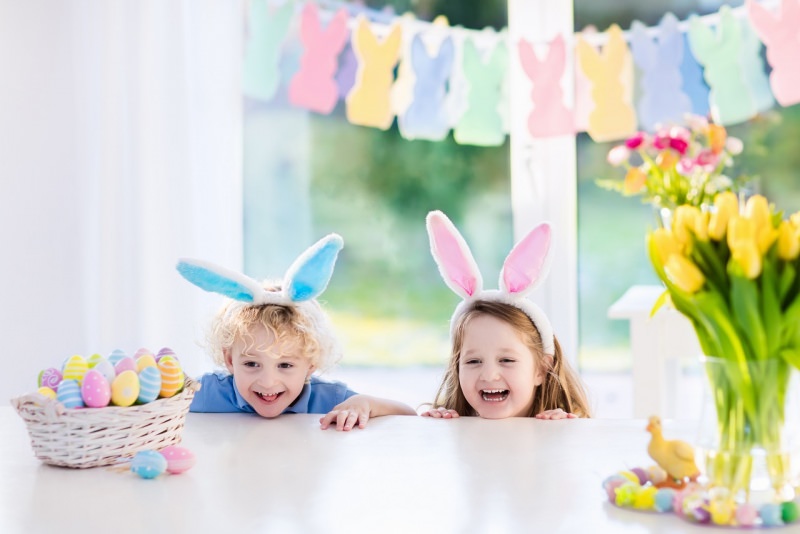 bambini caccia alle uova di pasqua cesta sorrisi orecchie coniglietto