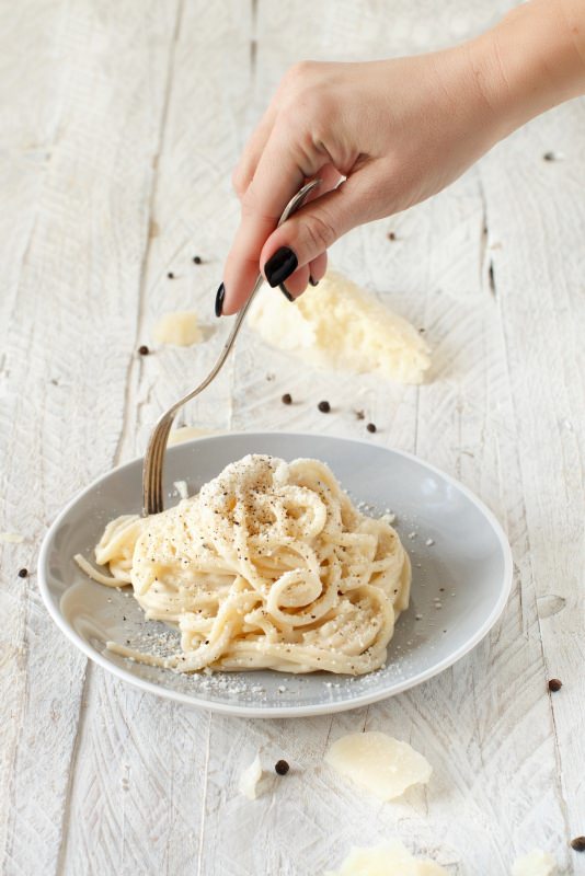 primo piatto pronto pasta spaghetti cacio e pepe mano donna forchetta