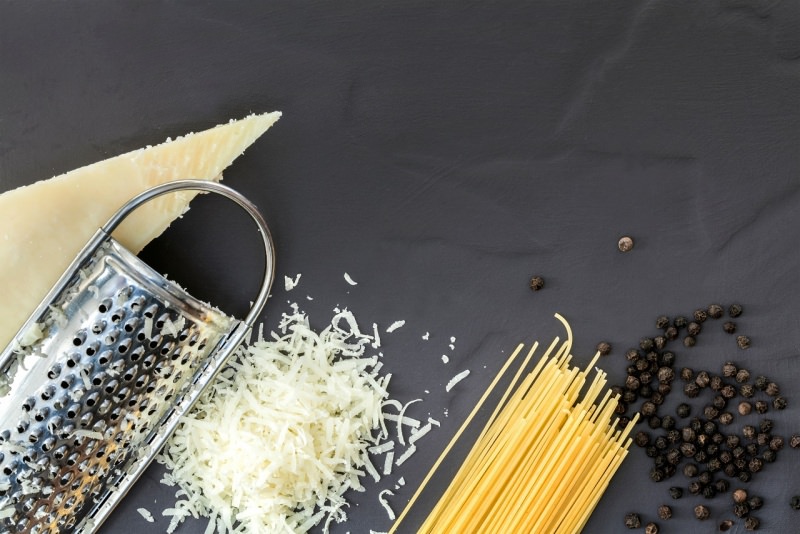 ingredienti spaghetti pecorino romano pepe nero a grani grattugia