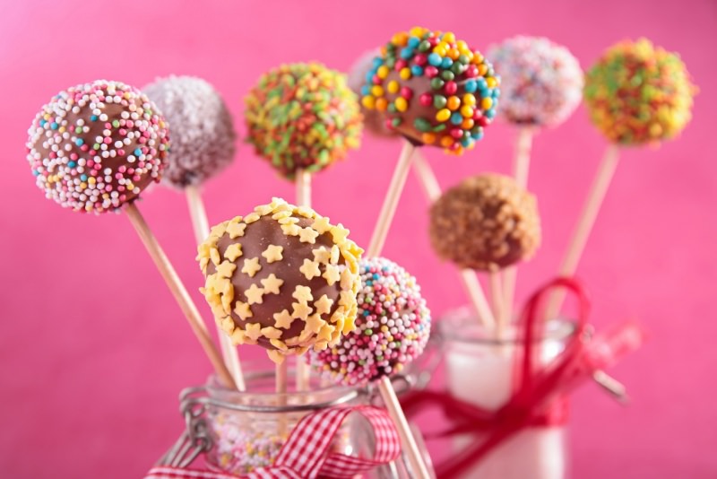 cake pops colorati zuccherini cioccolato vaso barattolo vetro nastro stecco lecca lecca