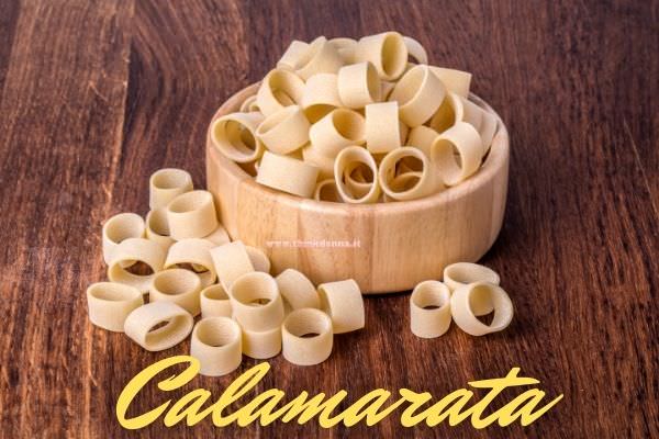 pasta tipo calamarata ciotola legno