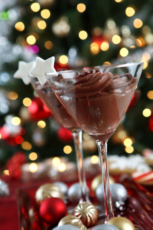 dessert natalizio calici coppe cocktail vetro mousse cioccolato stella zucchero bianco luci natale