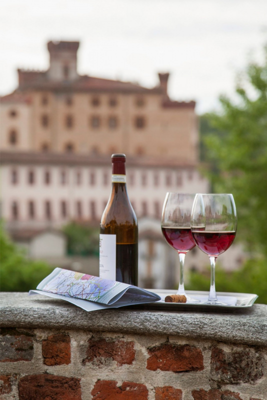 muretto mattoni rossi calici vino rosso barolo