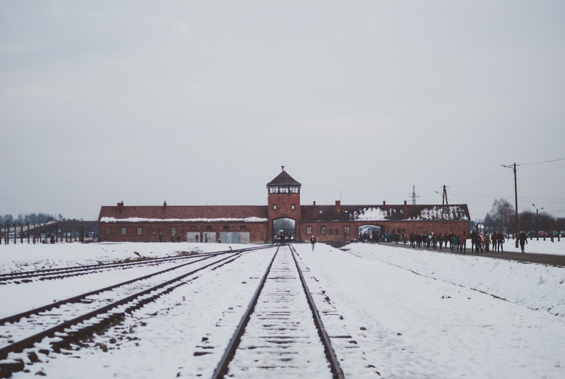 campo di sterminio di Auschwitz-Birkenau neve linea ferroviaria 