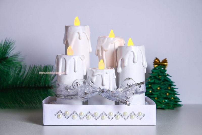 candele finte bianche tea light su cartone bianco perle strass nastro tulle argentato decorazione natale