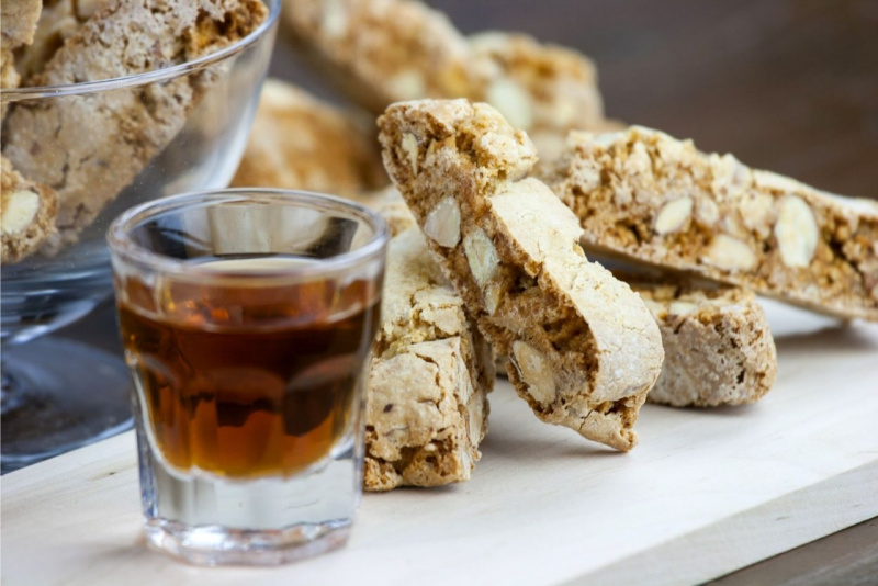 cantucci biscotti bicchiere vin santo