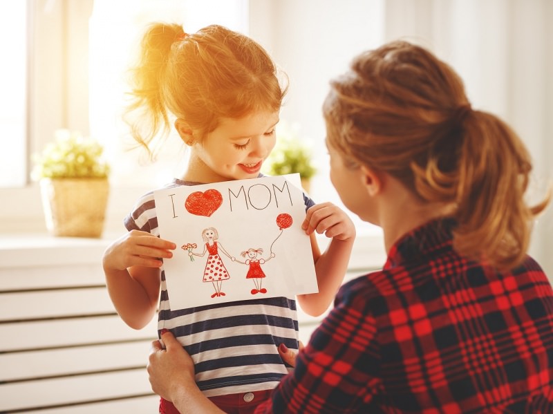 bambina figlia regala biglietto festa della mamma donna 