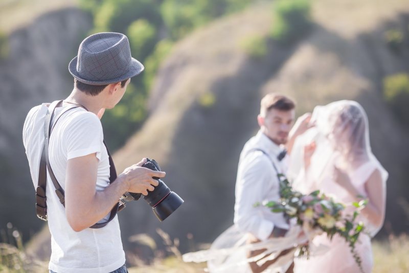 fotografo in azione sposi matrimonio boho chic campagna