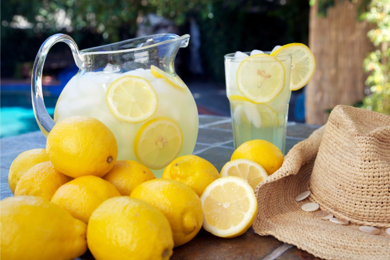 freschezza all'aperto limoni interi succo mezzo limone bicchiere fetta limonata
