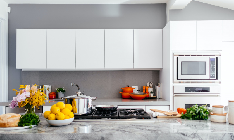 cucina mobili ante piano cottura pentole forno elettrico microonde mestoli frutta verdura pane fiori mimose