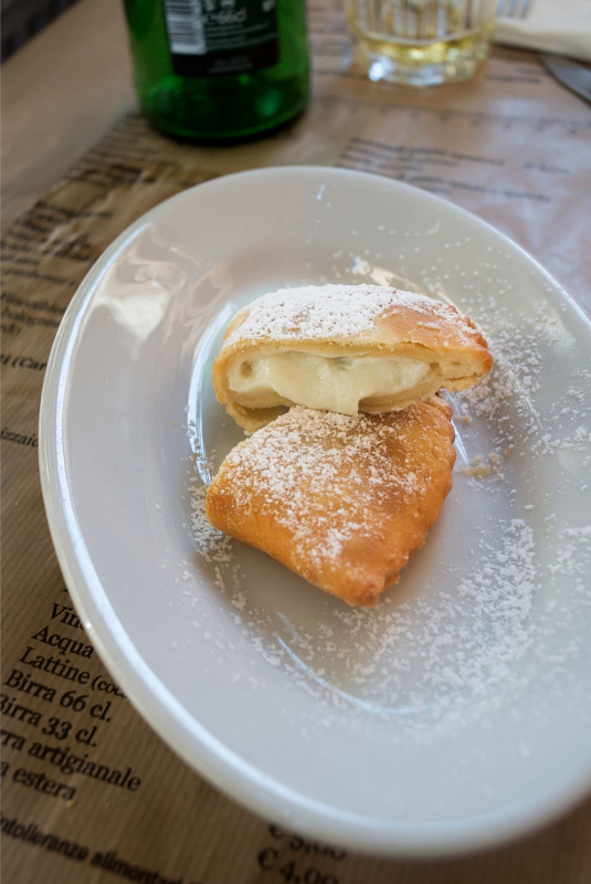 piatto cassateddi siciliane di ricotta zucchero a velo