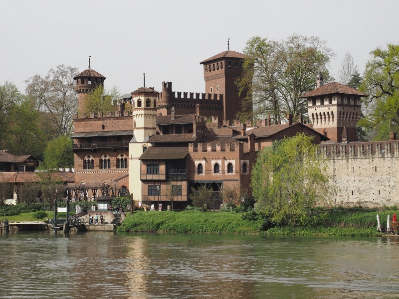 torino fiume po parco del valentino castello bosco