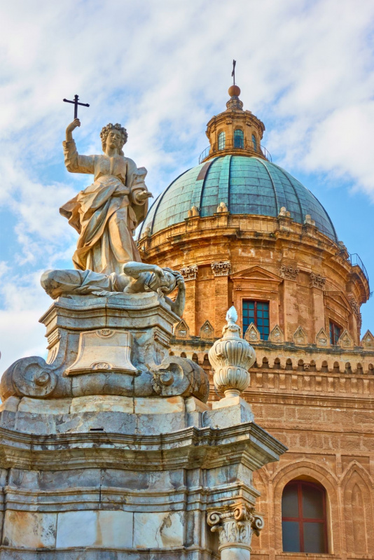 particolare statua Santa Rosalia davanti cattedrale Palermo