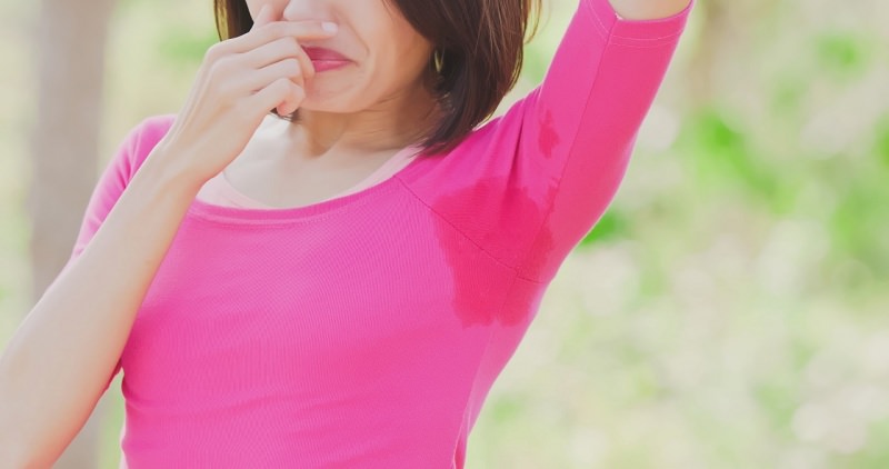 macchia sudore maglietta rosa donna cattivo odore