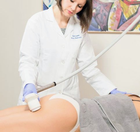 donna medico trattamenti cavitazione professionale corpo donna