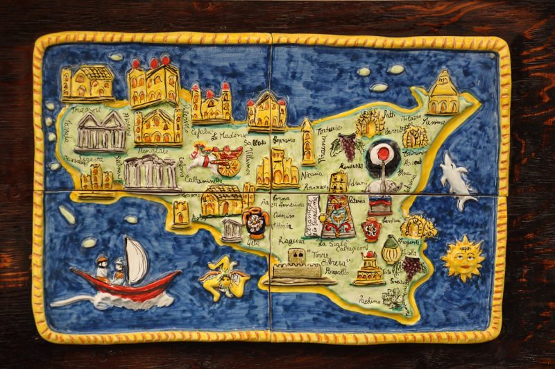 mappa della Sicilia in ceramica