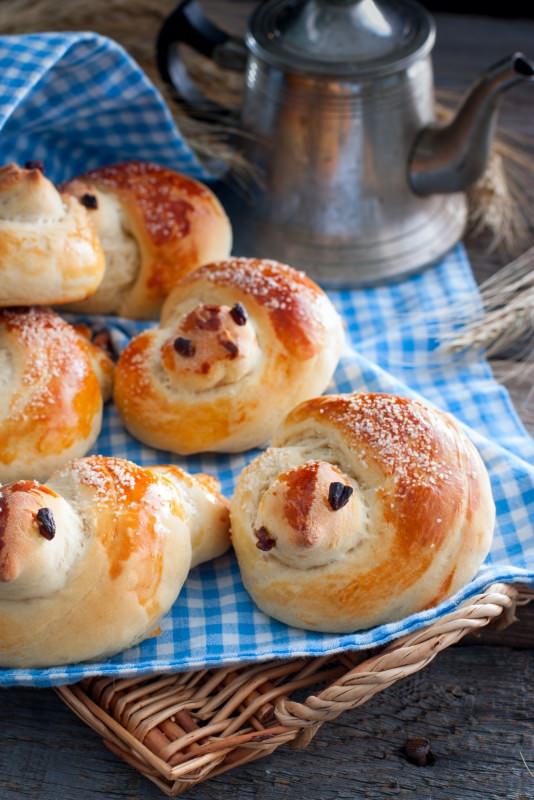 pulcini di pan brioche panini morbidi canovaccio quadri azzurro bianco caffettiera dolci pasqua