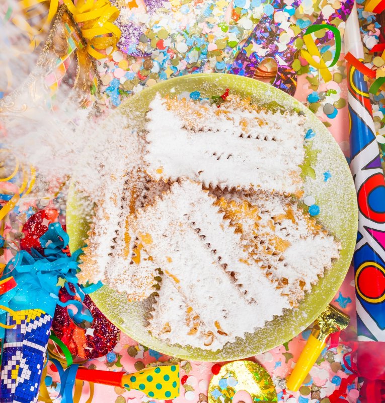 frappe chiacchiere cenci frittelle di carnevale zucchero a velo dolci coriandoli stelle filanti