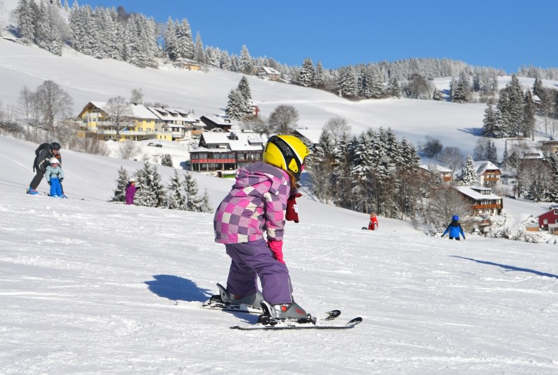 Sport in montagna sci famiglia bambini neve sicurezza 