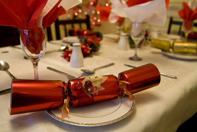 tavola apparecchiata vigilia natale christmas cracker rosso