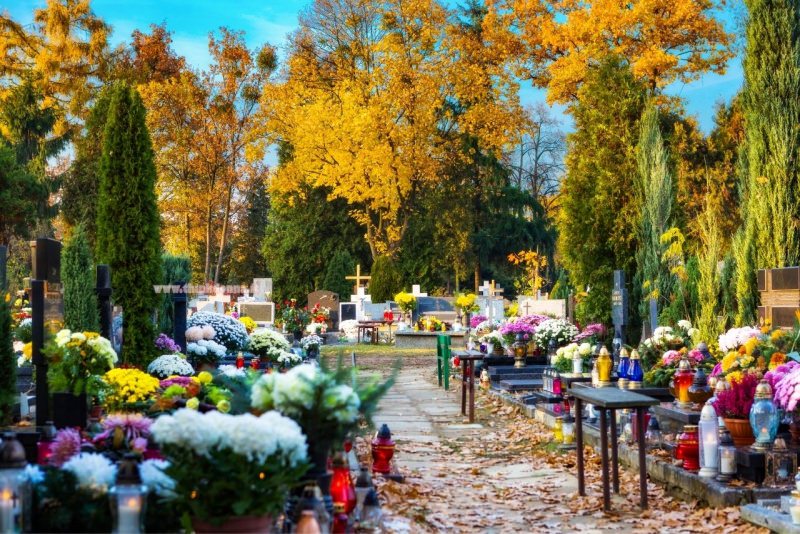 commemorazione defunti festa dei morti Italia cimitero fiori tombe crisantemi candele