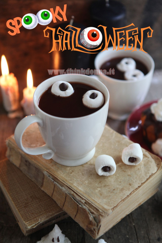 tazze di cioccolata calda stile Halloween con occhi galleggianti caramelle candele