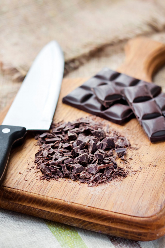pezzi tavoletta cioccolato fondente coltello 