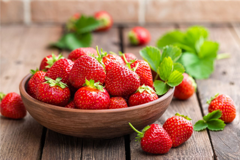 fragola su tavolo foglie 