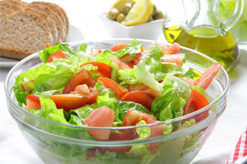 contorno insalata ciotola vetro lattuga pomodoro rosso fette pane olio oliva