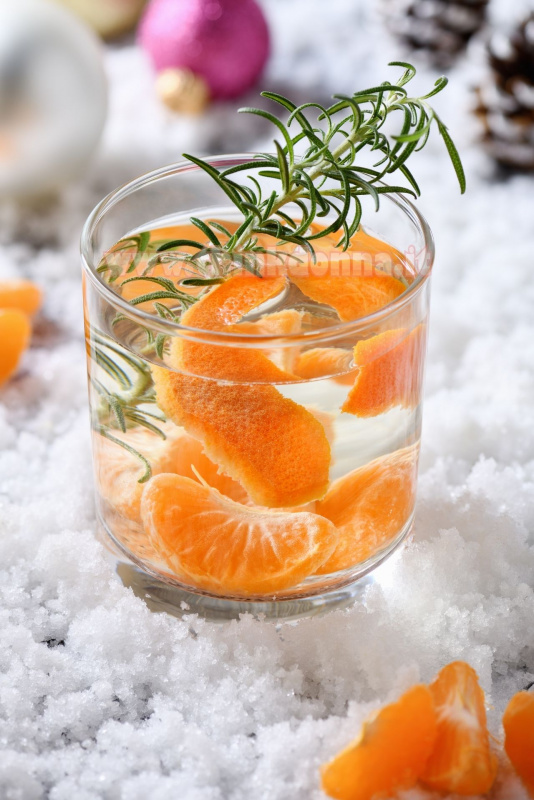 bicchiere tumbler cocktail mandarino gin spicchi neve decoro palline natale