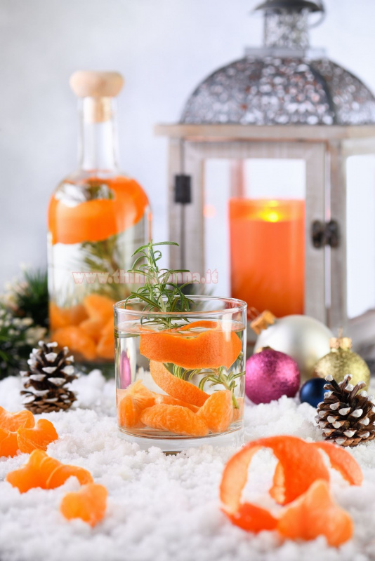ricetta cocktail mandarino gin scorza agrume neve decoro natale pigne bicchiere tumbler