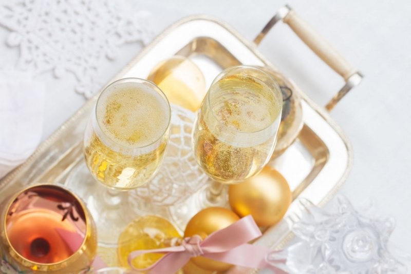 vassoio argento con flute cocktail spumante decorazioni natale aperitivo centrino bianco