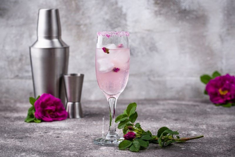 cocktail rosa con champagne e sciroppo di rose shaker rosa san valentino