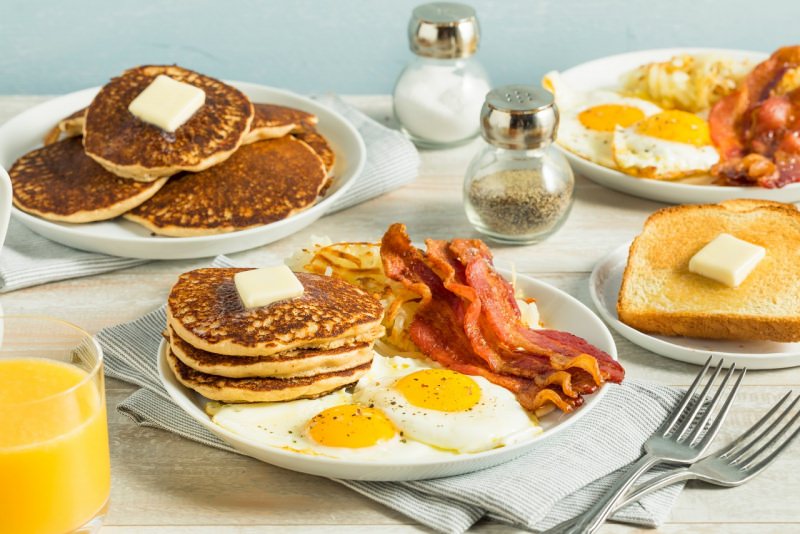 colazione americana pancake burro sale pepe uova bacon pane tostato spremuta arancia