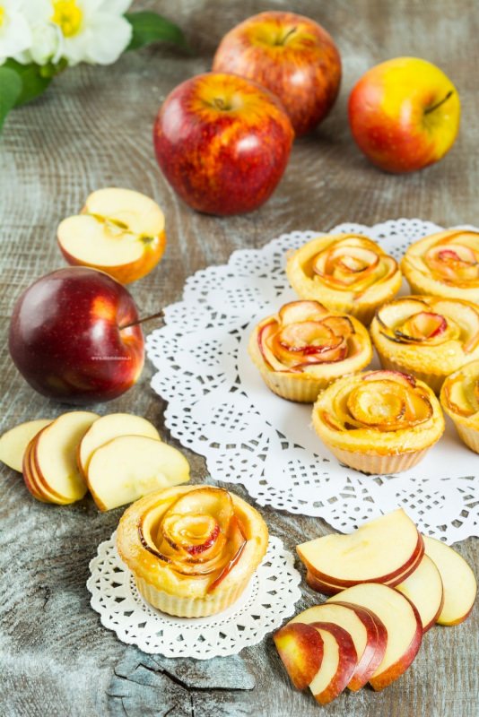 rose di pasta sfoglia con mele rosse tortine fiori bianchi centrino 