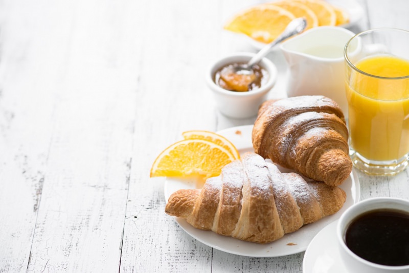 colazione confettura uva croissant fette succo arancia