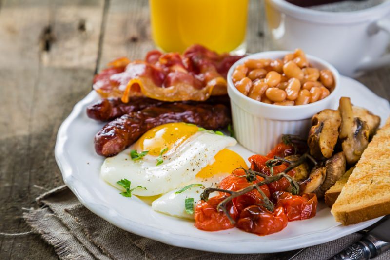 eggs on the bacon breakfast inglese uova pancetta salsicce fagioli pomodori colazione