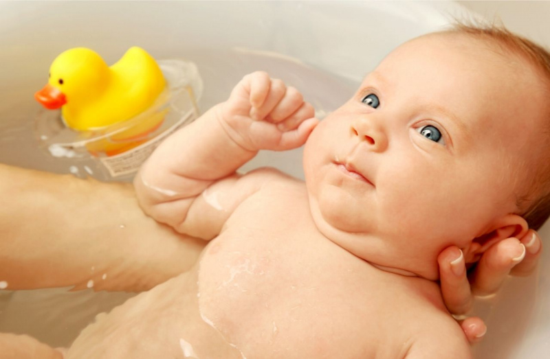 bambino piccolo bello occhi azzurri in acqua per il bagnetto