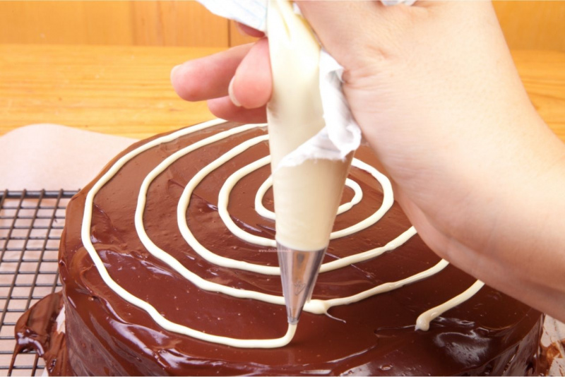 decorazione torta al cioccolato tasca da pasticciere o sac à poche con cioccolato bianco fare ragnatela halloween