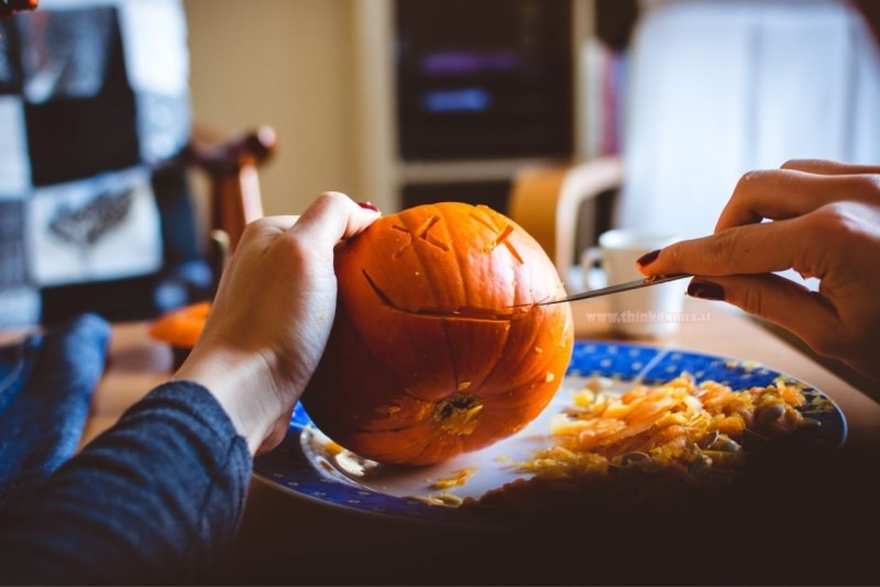 tagliare la zucca di halloween coltello