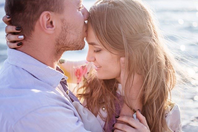 coppia innamorati bacio uomo donna 