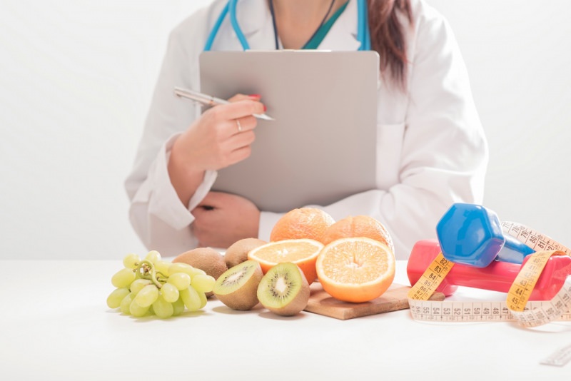 dottoressa esperta dieta frutta arance stetoscopio