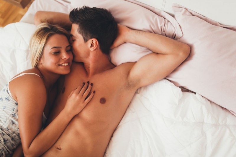 coppia innamorati donna uomo a letto sorriso