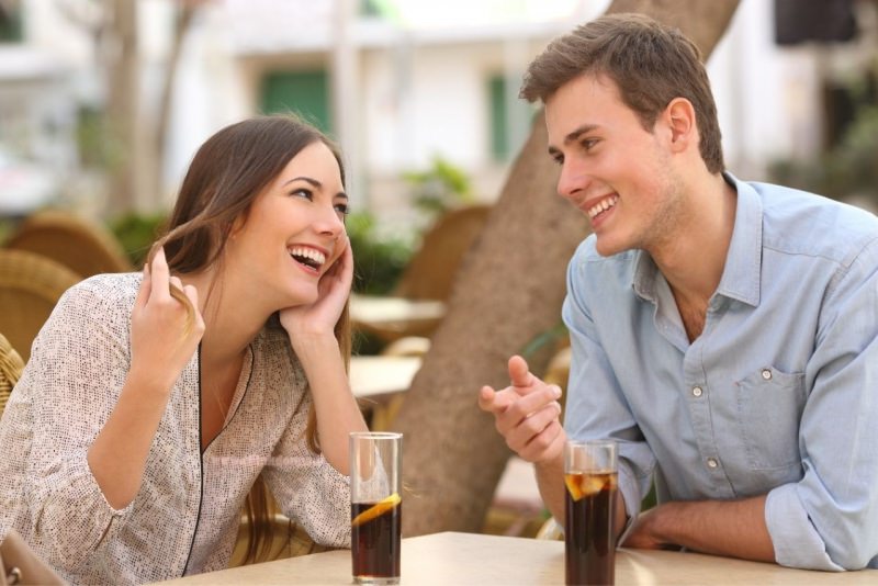 uomo e donna primo appuntamento bar all'aperto drinks incontro