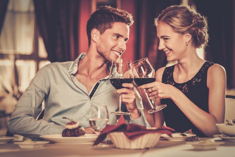seduzione coppia donna uomo ristorante brindisi vino rosso