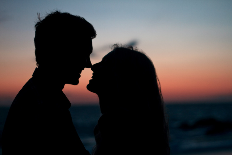 uomo donna intimità rapporto coppia vivo sorrisi cielo tramonto