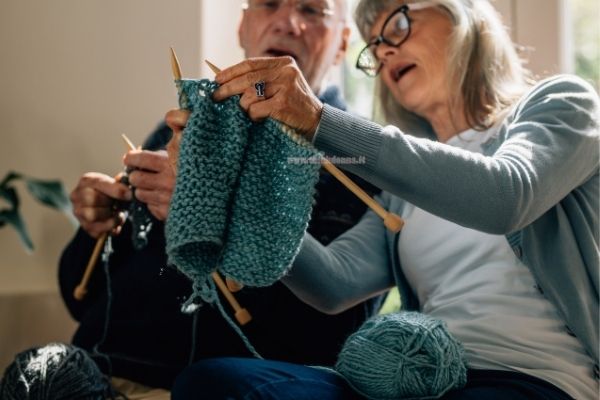 coppia anziani lavora ai ferri maglieria lavoro a maglia hobby restare a casa