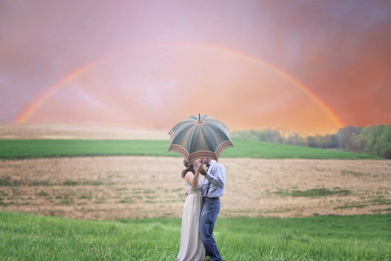 arcobaleno coppia uomo donna prato fiori ombrello armonia