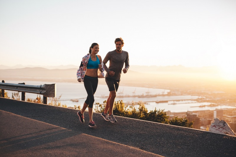 coppia uomo donna jogging corsa tramonto natura mare